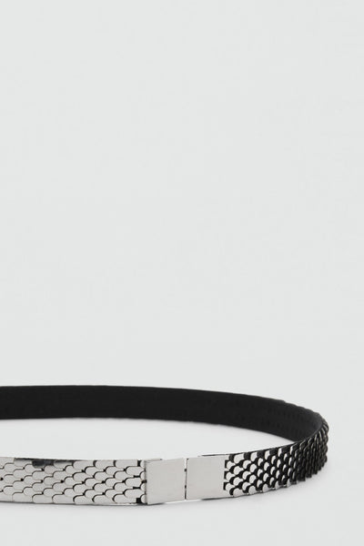 Zilveren riem van MANGO, metalen ketting met schakels verbonden aan een zwarte elastische band.