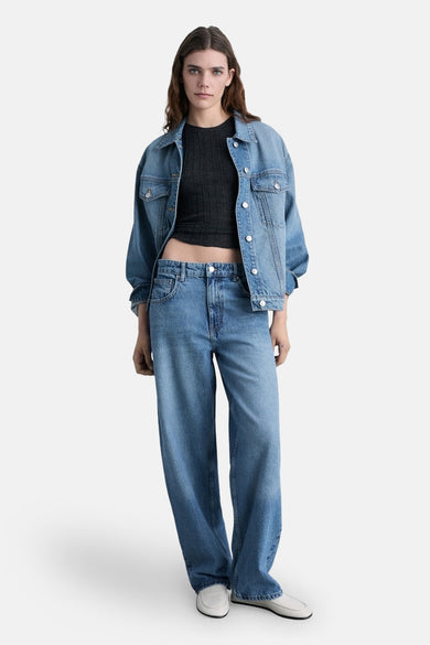 Middelblauwe jeans en denim van MANGO, met een spijkerjasje en een zwarte geribbelde top.