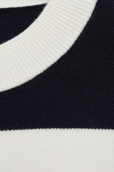 Ronde hals trui van MANGO in het blauw, met witte horizontale strepen, textuurdetail van het breiwerk.