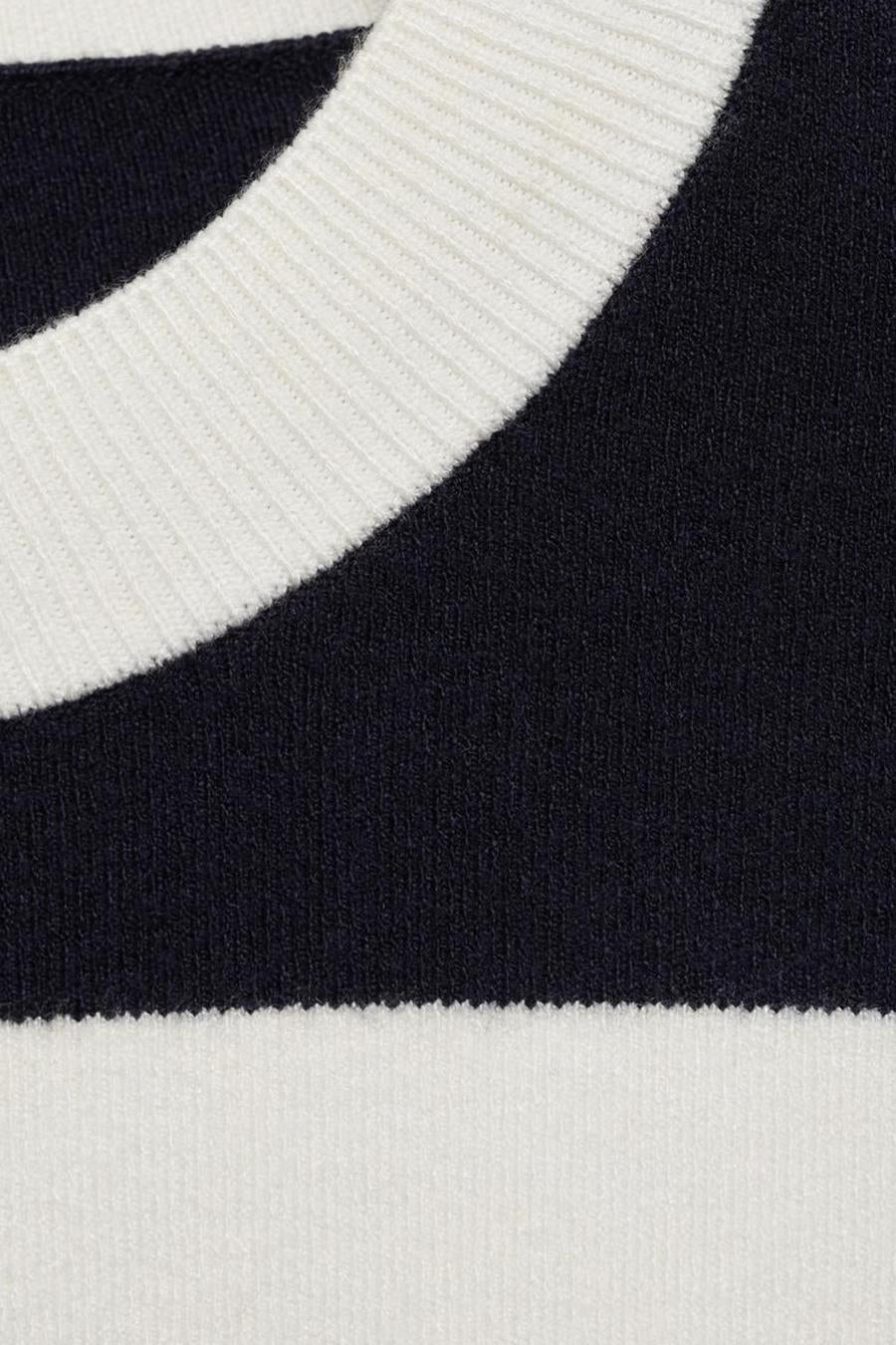 Ronde hals trui van MANGO in het blauw, met witte horizontale strepen, textuurdetail van het breiwerk.