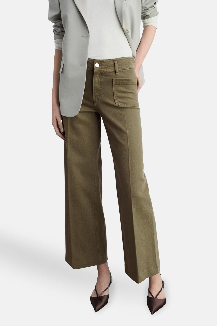 Kaki gekleurde broek van MANGO, rechte pasvorm en opgestikte zakken aan de voorkant, gedragen met een grijze blazer.