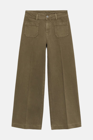 Kaki broek van MANGO, wijde pasvorm met opgestikte zakken op een witte achtergrond.