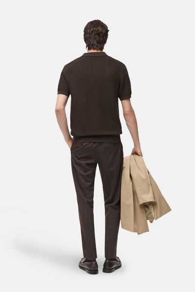 Bruin poloshirt met korte mouwen van MANGO, ribgebreide textuur, gedragen met een bruine broek en leren schoenen.