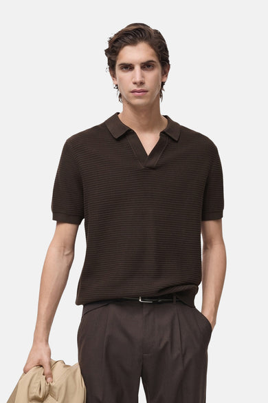 Bruin poloshirt met korte mouwen van MANGO, gedragen met een bruine broek en een zwarte riem.