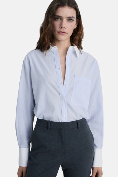 Blauw overhemd met lange mouwen van MANGO, fijne verticale strepen, witte knoopjes op de mouwen, achterzicht.