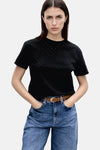 T-shirt noir à manches courtes de MANGO, orné de petits détails brillants et porté avec un jean taille haute.

