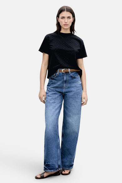 Zwart T-shirt met korte mouwen van MANGO, met een ton-sur-ton ruitpatroon. Gedragen met een spijkerbroek en sandalen.