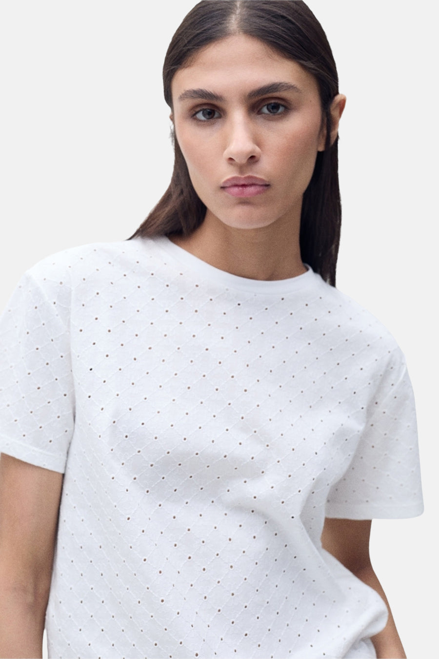 T-shirt blanc à manches courtes de MANGO, avec motif ajouré en losanges sur l'ensemble.

