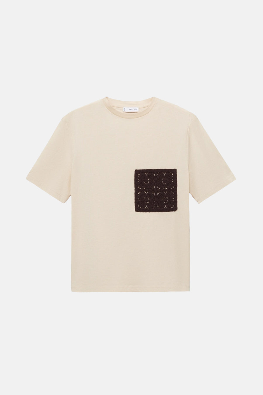T-shirt beige à manches courtes de MANGO avec poche carrée en crochet foncé.