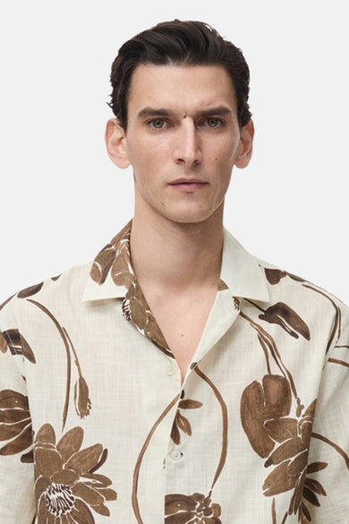 Bruin overhemd met korte mouwen van MANGO, met een toon-op-toon bloemenprint, achterkant.