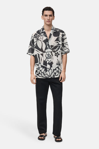 Chemise à manches courtes multicolore de MANGO, avec un motif floral contrastant en noir et blanc.