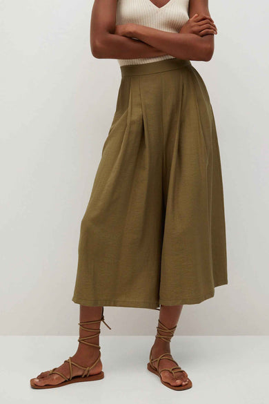 Bruine linnen broek van MANGO, met platte plooien aan de voorkant en een gekreukte textuur.