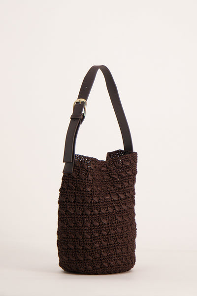 Sac à bandoulière brun tressé de MANGO avec une boucle dorée sur la bandoulière.