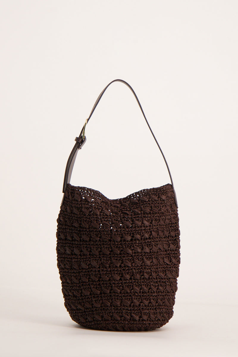 Sac à bandoulière marron de MANGO, avec texture tressée et anse bandoulière foncée.