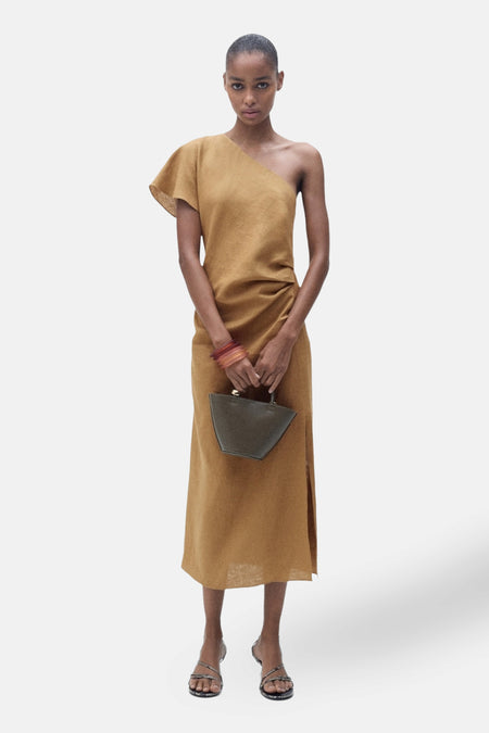 Bruine jurk van MANGO, met korte mouwen en een midi-snit, gedragen met een tas en sandalen.