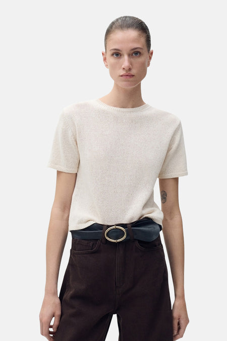 Beige ronde hals trui van MANGO, gedragen met een bruine broek, achterzicht.