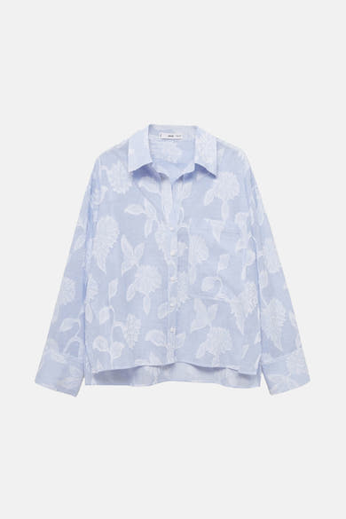 Blauw gestreept overhemd met lange mouwen en wit bloemenpatroon van MANGO.