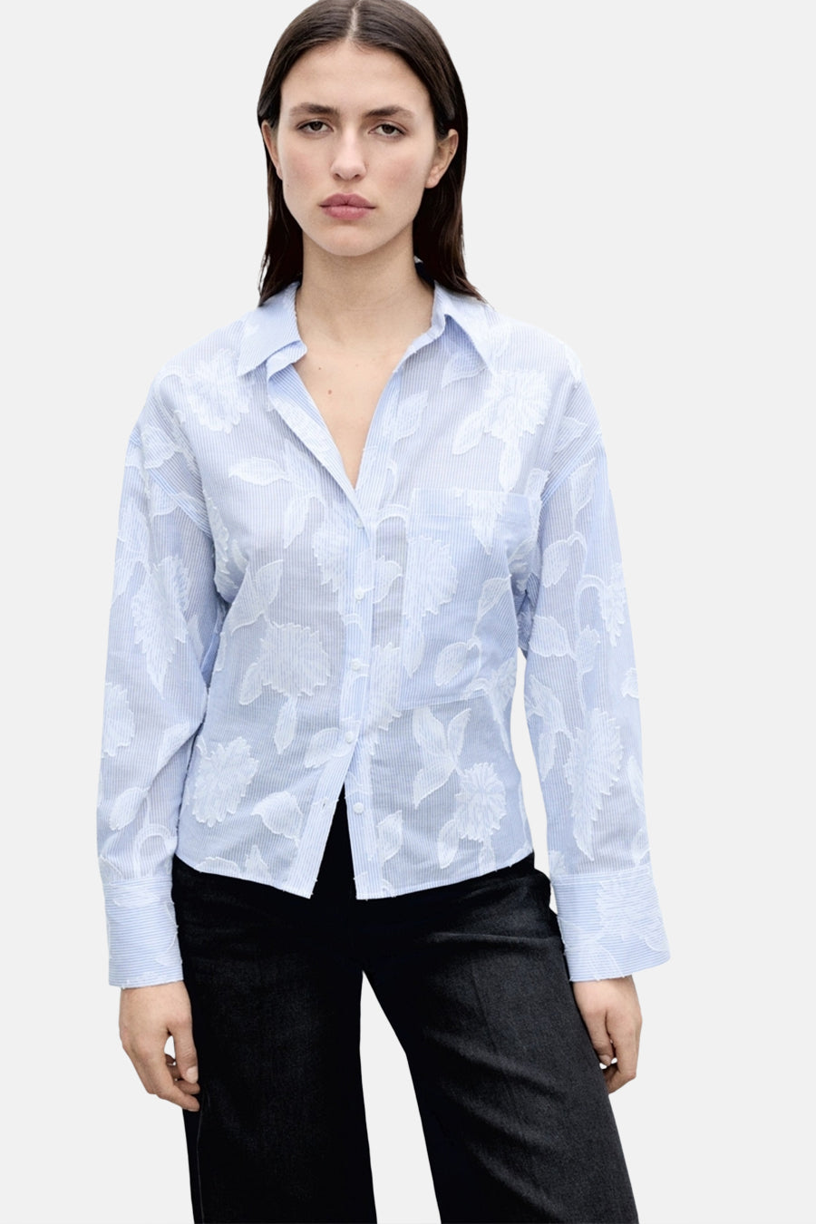 Blauwe gestreepte blouse met lange mouwen van MANGO, met geborduurde bloemenpatronen en een relaxte pasvorm.
