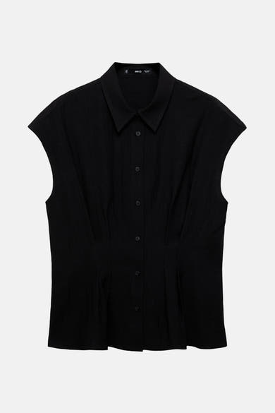 Zwarte blouse met korte mouwen van MANGO, met klassieke kraag en knoopsluiting aan de voorkant.