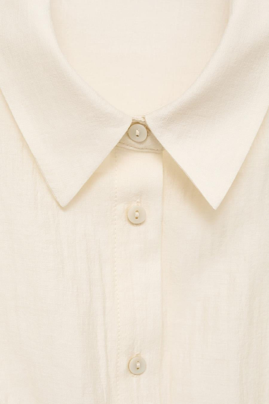 Chemise à manches courtes écrue de MANGO, col classique et patte de boutonnage discrète.