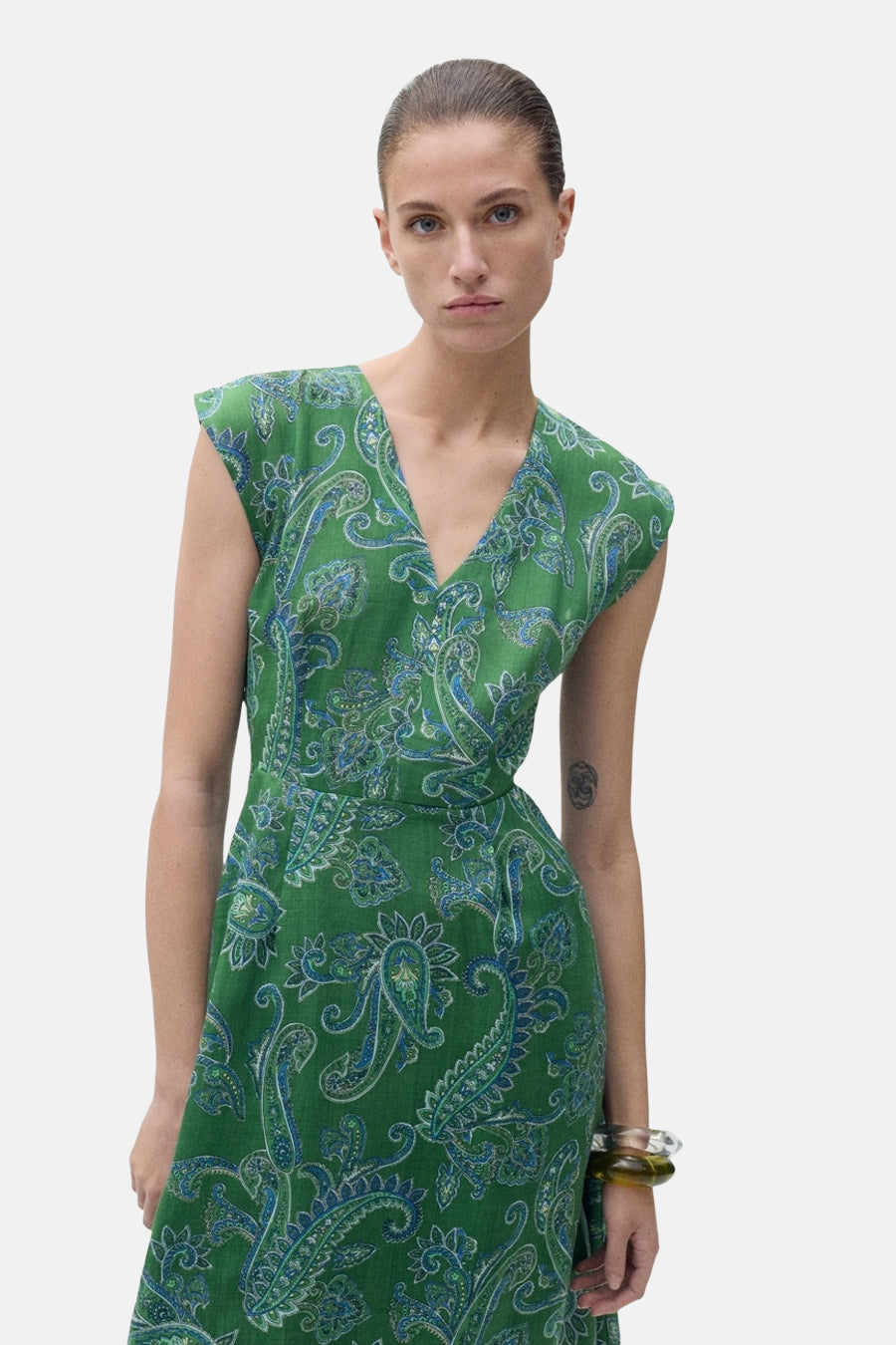 Groene jurk met paisleyprint van MANGO, met een V-hals en een aansluitende pasvorm bij de taille.