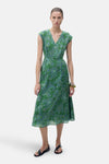 Groene jurk met paisley-patroon van MANGO, met een midi-snit en een V-hals.