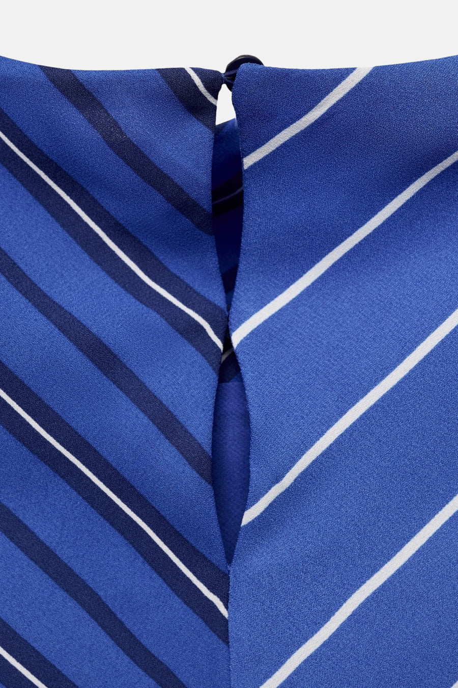Blouse van MANGO in blauw met witte en marineblauwe diagonale strepen, druppeldetail op de rug.