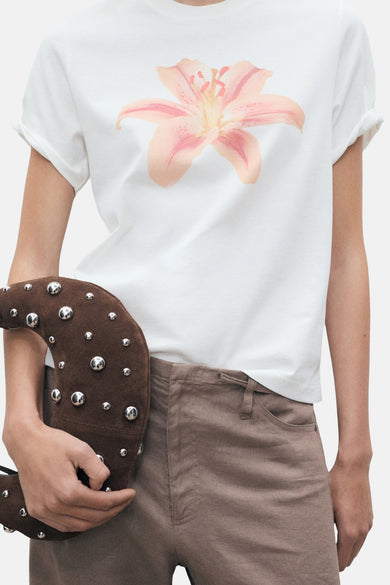 Wit T-shirt met korte mouwen van MANGO, gedragen met een casual broek in aardetinten, achterzijde.