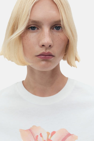 T-shirt blanc à manches courtes de MANGO, porté par un mannequin aux cheveux blonds courts.
