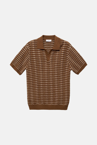 Polo marron à rayures ajourées de MANGO, avec col classique et manches courtes.
