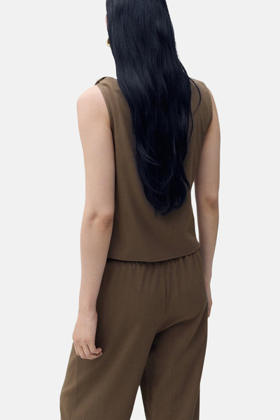 Bruin hemdje van MANGO, gedragen met een bijpassende broek, met rug zichtbaar en lang zwart haar.