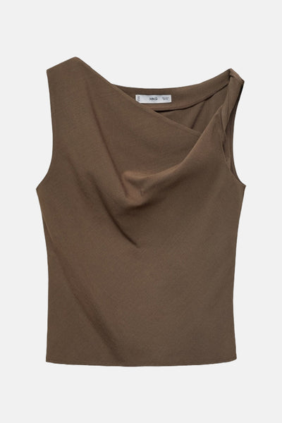 Débardeur marron de MANGO, avec un col drapé asymétrique et une texture subtile.
