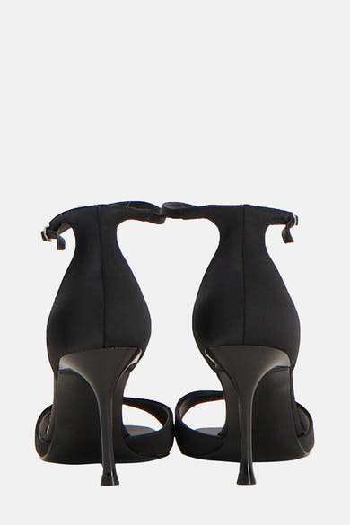 Sandales noires de MANGO, vues de derrière avec talons aiguilles brillants et brides de cheville réglables.