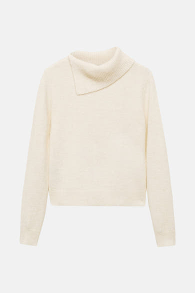 Ecru coltrui van MANGO, in pluizige breisel met een asymmetrische hals.