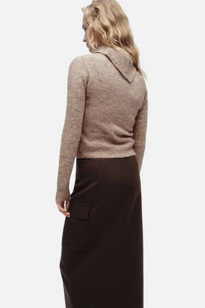 Beige geroude tricot van MANGO, met opgevouwen kraag en lange mouwen, gedragen met eenbrubruine rok.