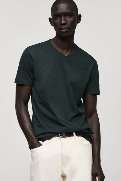 Groen T-shirt met korte mouwen van MANGO, achterkant, gedragen met een lichte broek.