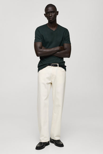 Groen T-shirt met korte mouwen van MANGO, gedragen met een witte broek en zwarte loafers.