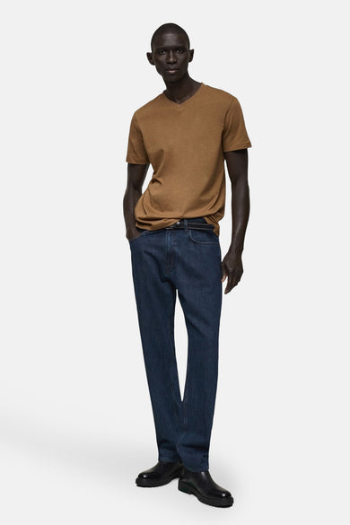 Bruin T-shirt met korte mouwen van MANGO, gedragen met een donkere jeans en zwarte enkellaarsjes.