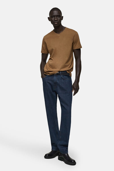 Bruin T-shirt met korte mouwen van MANGO, gedragen met een donkere jeans en zwarte enkellaarsjes.