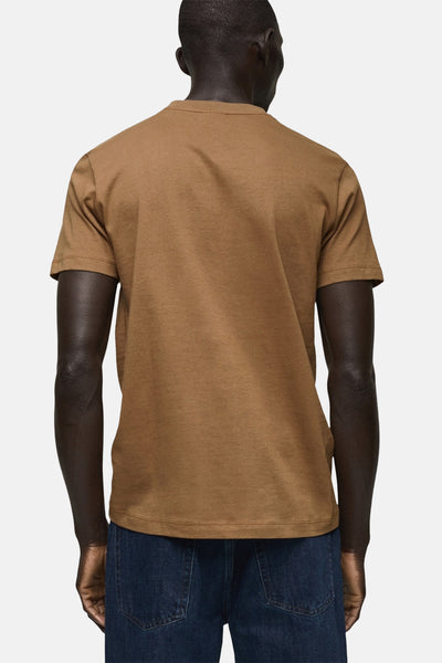 Bruin T-shirt met korte mouwen van MANGO, gedragen met een donkerblauwe jeans, achtergezicht.