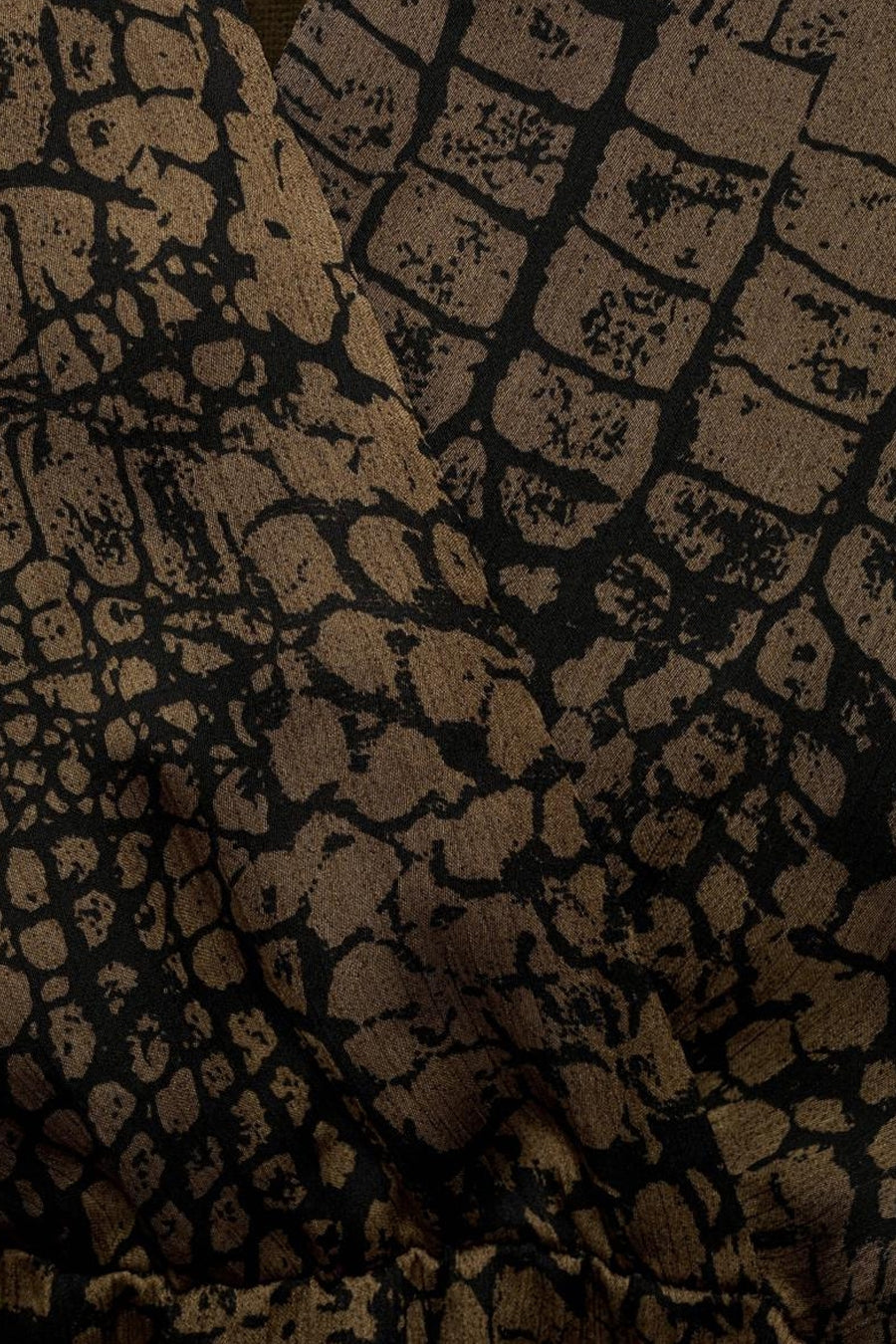 Kaki lange mouw jurk van MANGO, slangenprint met gedrapeerd effect.
