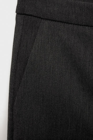 Grijze broek van MANGO, met een fijne textuur en een stijlvolle zijzak.