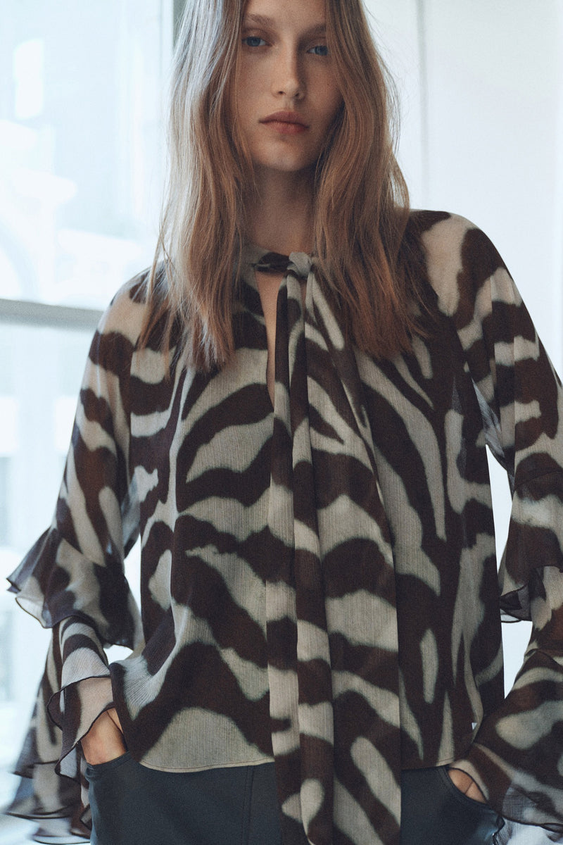 Bruine blouse met lange mouwen van MANGO, met een zebraprint en ruchesmouwen.