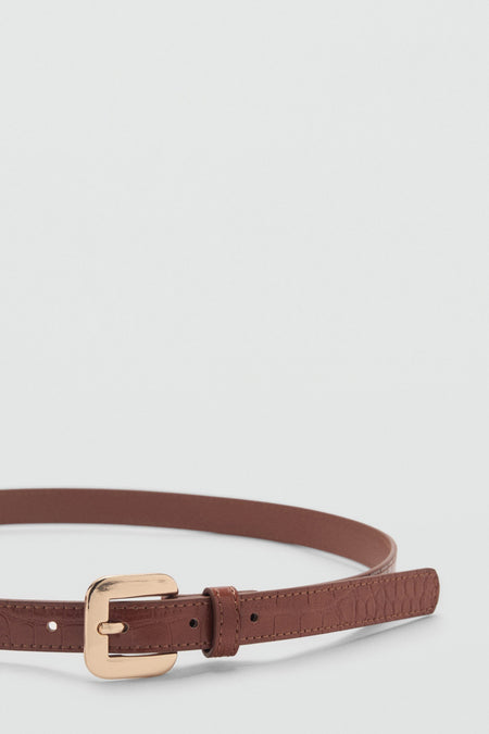 Bruine leren riem van MANGO, met gouden gesp en krokodillenprint.