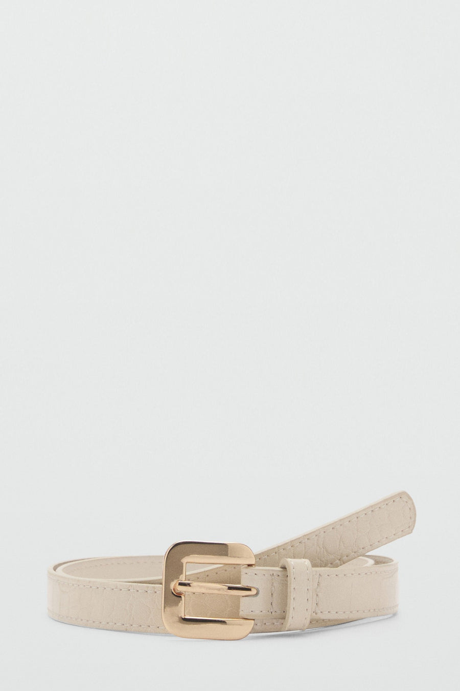 Beige textuurriem van MANGO, met vierkante gouden gesp en ton-sur-ton riemlussen.
