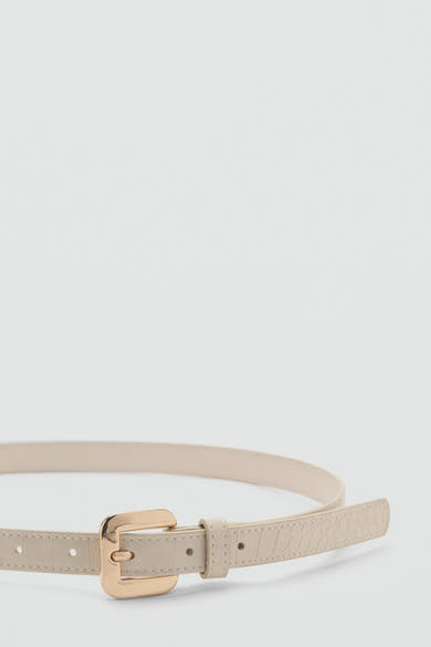 Beige krokodillenleren riem van MANGO, met een rechthoekige gouden gesp, liggend op een lichte achtergrond.