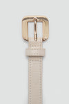 Beige krokodillenleren riem van MANGO, met glanzende gouden gesp.