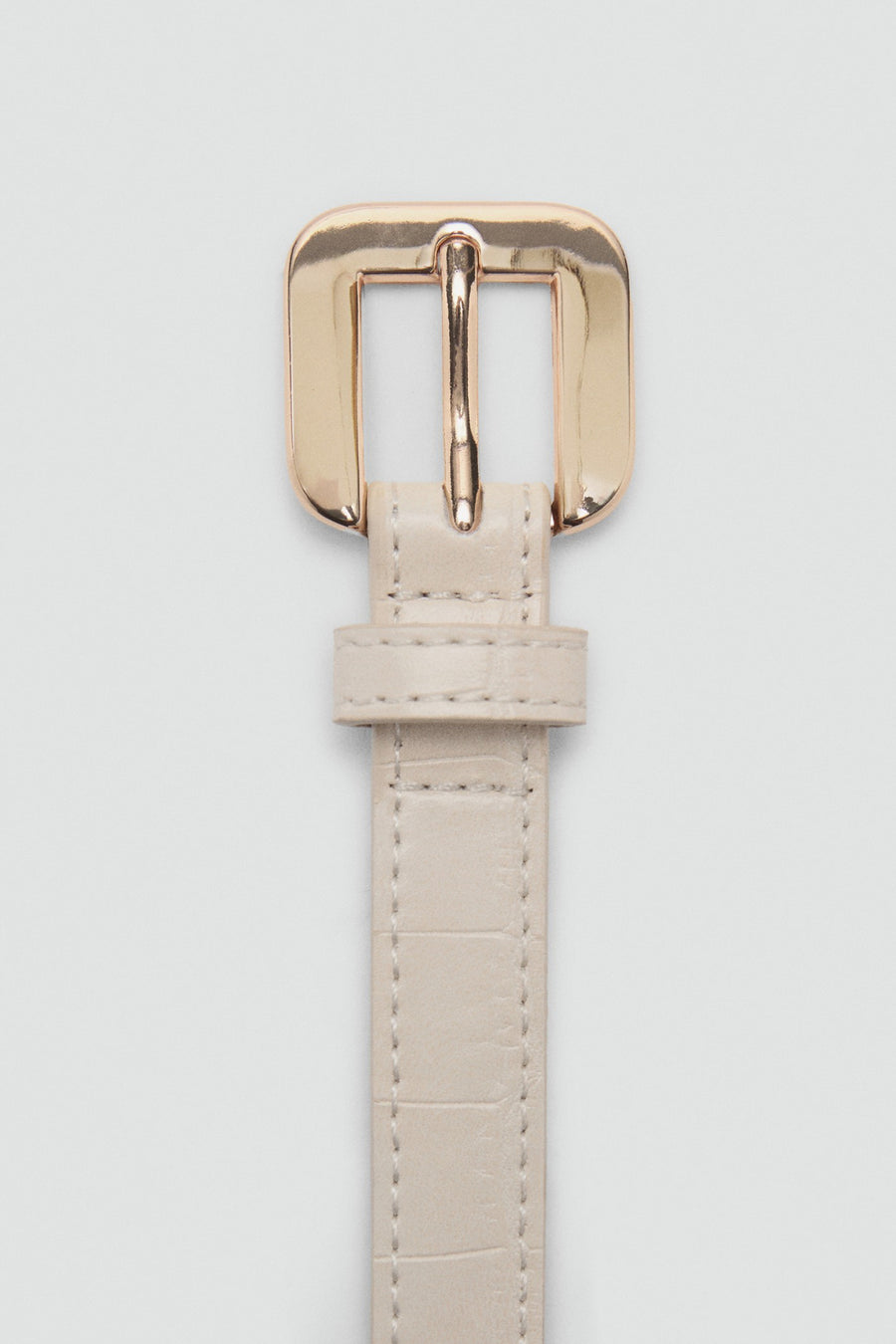 Beige krokodillenleren riem van MANGO, met glanzende gouden gesp.