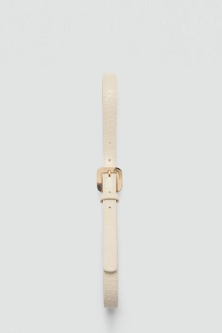 Beige kunstleren riem van Mango, met een vierkante gouden gesp en een krokodillenleer-effect patroon.