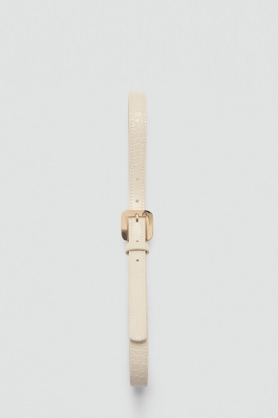 Beige kunstleren riem van Mango, met een vierkante gouden gesp en een krokodillenleer-effect patroon.